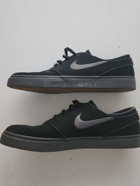Nike Men’s Black Skate Shoes with Gray Swoosh